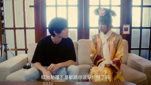 ở nhà làm bài tập cũng không yên với nhỏ bạn thân chuyên “chăn chuối”