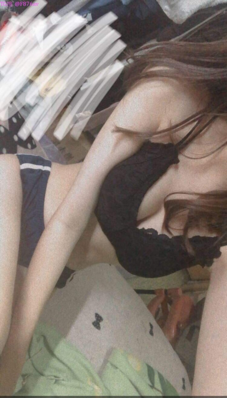 Anh chàng đeo kính đã lắp tấm che nắng cho xe và để vợ mình chơi trò sốc điện bên trong! Cú sốc điện khiến cô ấy giật mình và hét lên, khiến tôi muốn xuất tinh!