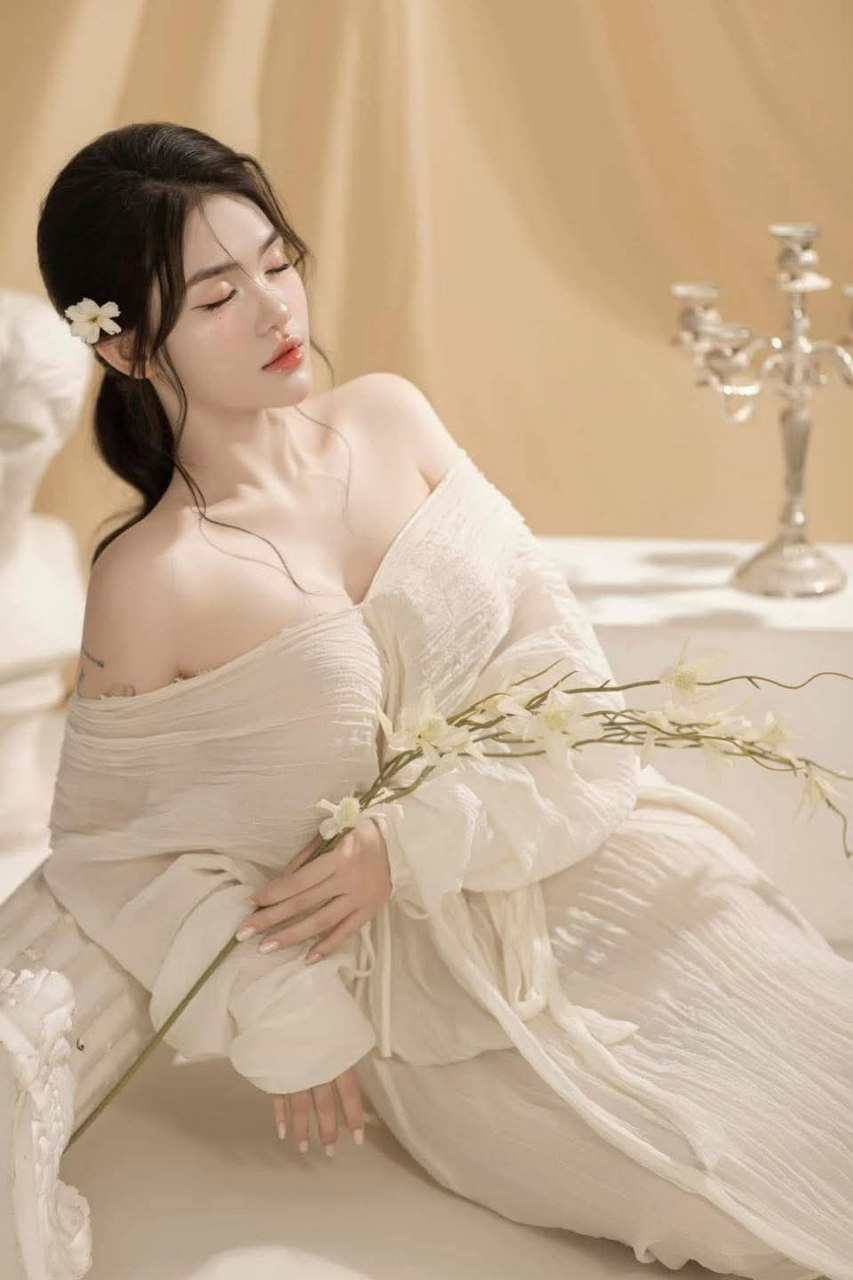 [Bạn học tương phản], một nữ sinh trông giống Trịnh Sảng, anh chàng chuyên nghiệp trong đào tạo, vỗ mông cô, bào ngư hồng